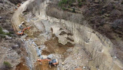 Kayseri-Adana karayolunda selin izleri siliniyor