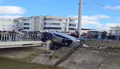 Kaza yapan araç köprünün korkuluklarında asılı kaldı, facia ucuz atlatıldı