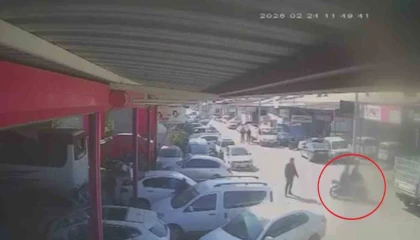 Kazada çarpışan motosiklet sürücülerinin savrulduğu anlar kamerada