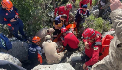 Keçilerin peşinden gidip kaya yarığına sıkışan Ayşe teyze komşularını dinlememiş