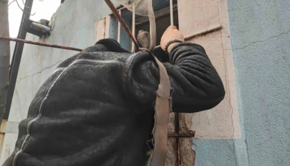 Kedi bile zor girer denilen pencereden girdi, sadece iPhoneları çaldı