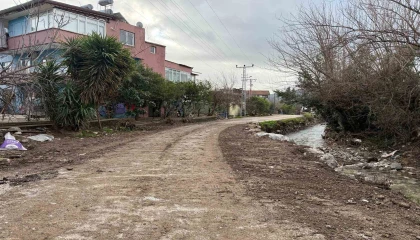 Kemerde şiddetli yağış nedeniyle çöken yol onarıldı