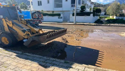 Kemerde şiddetli yağış sonrası dağlardan inen kum ve balçıklar temizleniyor