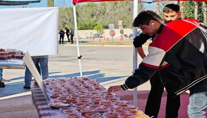 Kepezde trafik kazasında hayatını kaybeden AÜ öğrencileri için lokma hayrı