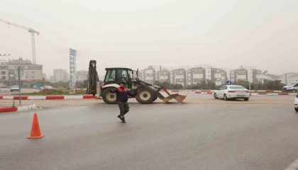 Kepezde yağış sonrası bozulan yollara müdahale