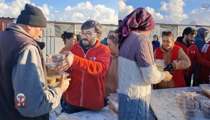 KIZILAY ANTAKYA’DA UMUT SOFRALARI KURUYOR