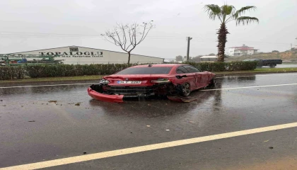 Kontrolden çıkan lüks otomobil refüje çarptı: 1 yaralı