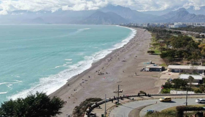 Konyaaltı Sahilinde selin izleri arasında deniz keyfi