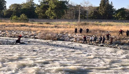 Köprüden düşerek akıntıya kapılan çocuk hayatını kaybetti