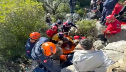 Koyunlarını otlatan yaşlı kadın düştüğü kayalıkların arasında 1 gün sonra bulundu