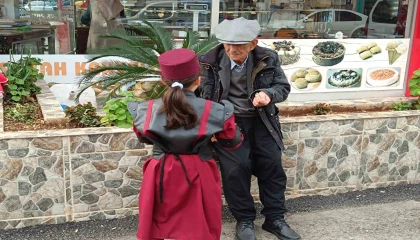 Kozanda öğrenciler ilahiler söyleyerek sokaklarda yürüdüler