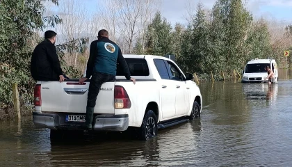 Kozanda sel sularında mahsur kalan araçları ekipler kurtardı