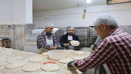 Kozanda ustaların Ramazan ayında pide mesaisi