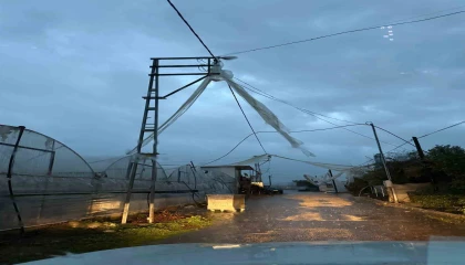 Kumlucada yağmur ve hortum seraları vurdu