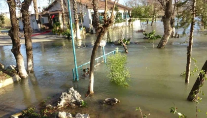 Manavgat Irmağı taştı, kenarındaki işletmeler sular altında kaldı