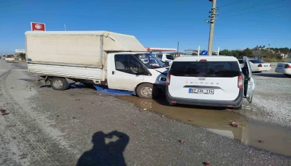 Manavgatta kamyonet ile çarpışan aracın sürücüsü yaralandı