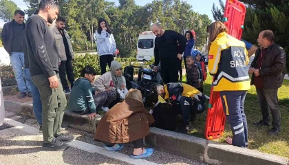 Manavgatta motorlu bisiklet takla attı: 1i ağır 2 yaralı