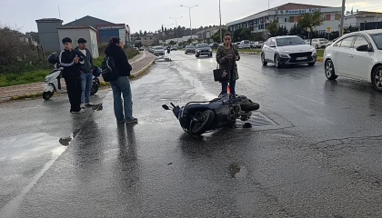 Manavgatta otomobille çarpışan motosikletli yaralandı