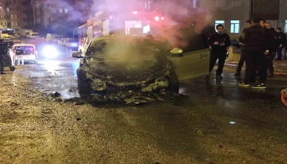 Manavgatta seyir halindeki otomobil alev alev yandı