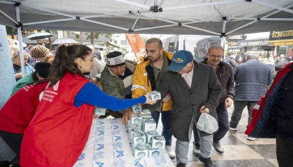 Mersinde Berat Kandilinde 15 bin kandil simidi dağıtıldı