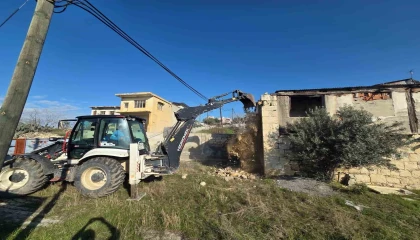 Mersinde çökme riski taşıyan metruk bina yıkıldı