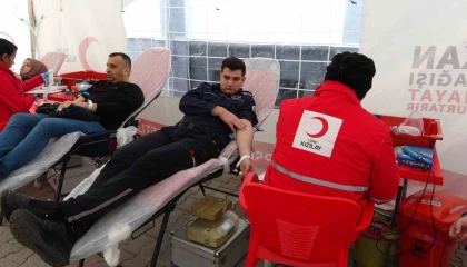 Mersinde kan veren itfaiye erleri öğrencilerden alkış aldı