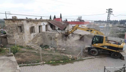 Mersinde metruk bina kontrollü şekilde yıkıldı