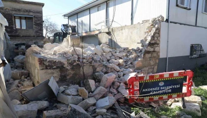 Metruk yapı kontrollü şekilde yıkıldı