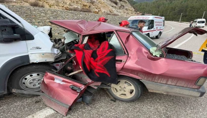 Minibüs ile otomobil kafa kafaya çarpıştı: 2 ölü, 4 yaralı