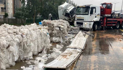 Naylon atık yüklü tır bariyerlere çarptı, otoyol çöplüğe döndü