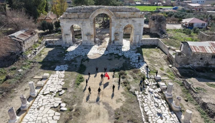 Öğrenciler Anvarzada zeybek oynadı