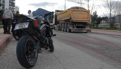 Okul dönüşü kamyon ile çarpışan motosikletteki 2 genç yaralandı