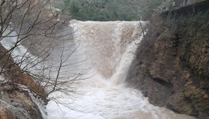 Osmaniyede 3 gündür devam eden yağmur ve fırtına hayatı olumsuz etkiledi