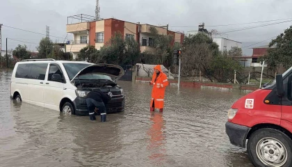 Osmaniyede kuvvetli yağış: Yollar suyla doldu, araçlar yolda kaldı