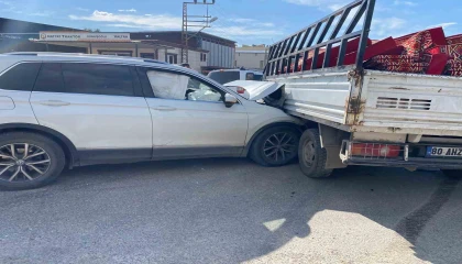 Osmaniyede otomobil ile pikap çarpıştı 2 yaralı