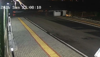 Osmaniyede otomobille çarpışan kamyonet yan yattı: 2 yaralı