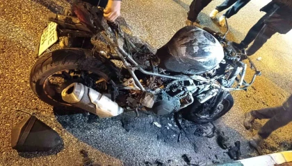 Osmaniyede park halindeki motosiklet alev alev yandı