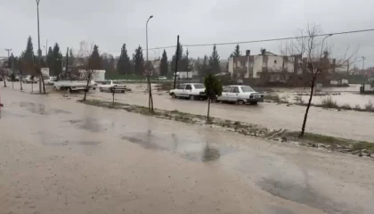 Osmaniyede servis aracı mahsur kaldı, birçok bölgede su taşkını yaşandı