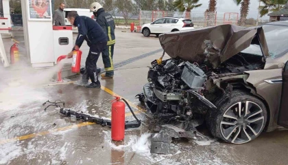 Otomobil akaryakıt istasyonuna daldı, facianın eşiğinden dönüldü
