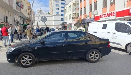 Otomobil ile çarpışan motosikletli metrelerce savruldu