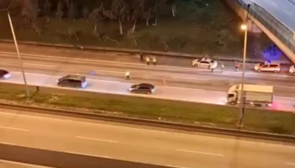 Otoyolda karşıya geçmeye çalıştı, tırın altında kalıp öldü