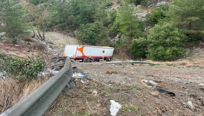 Otoyolda tır bariyerlere çarpıp şarampole yuvarlandı: 2 yaralı