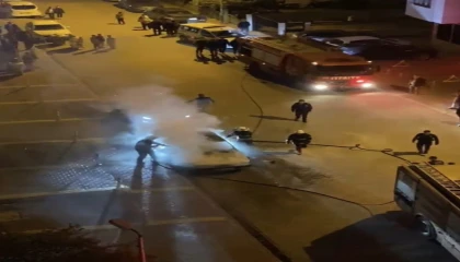 Park halindeki otomobil alev alev yandı