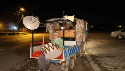 Ramazan davulcusundan hem geleneksel hem teknolojik yöntem