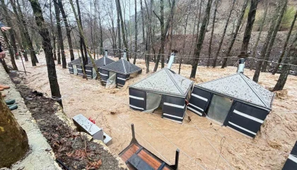 Sağanak Mersini vurdu: Dereler taştı, restoran sular altında kaldı
