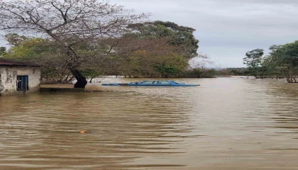 Sağanak yağmurdan sonra şaşırtan görüntü, dağda devasa şelaleler oluştu