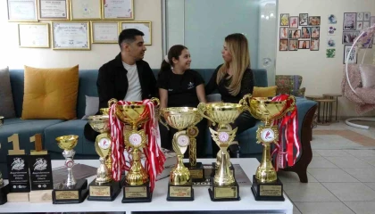 Salsanın minik yıldızı: 10 yaşa kupa ve madalyalar doldurdu