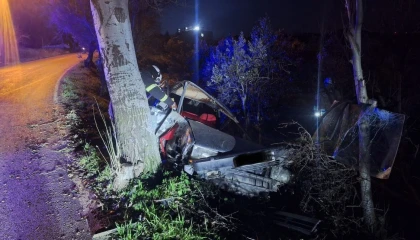 Şarampole devrilen otomobil hurdaya döndü