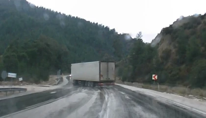 Savrulan tır dorsesi faciaya sebep oluyordu