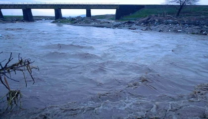 Sel suları Aksudaki yarım asırlık tarihi köprüye zarar verdi